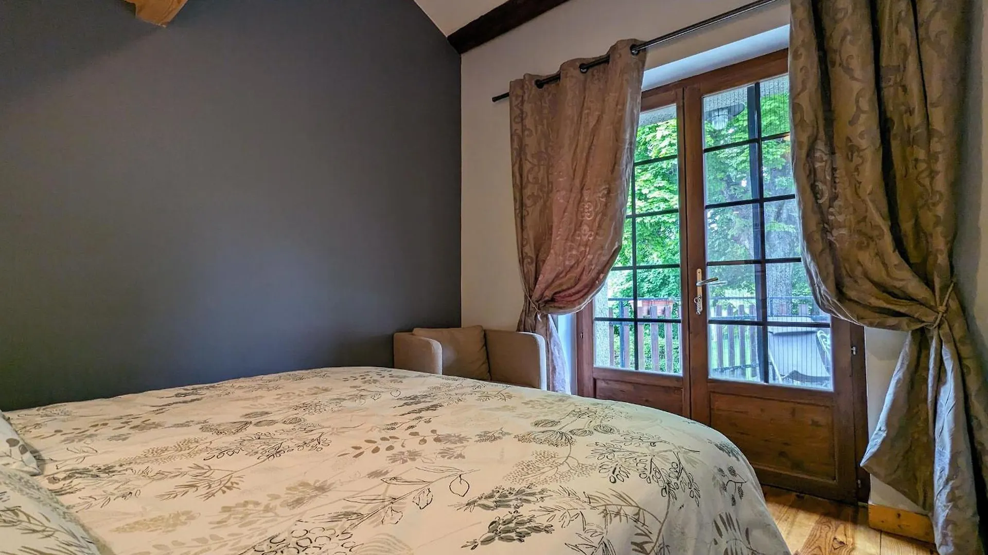 Ferme Avec Piscine Couverte Sur Grand Domaine - Fr-1-582-515 Saint-Romain-Lachalm Bed & Breakfast